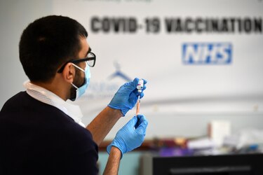 Reino Unido aplicará vacuna de refuerzo a grupos más vulnerables