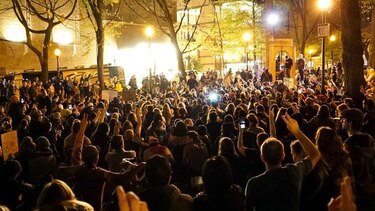 Manifestantes que se oponen a Donald Trump salen a las calles por tercera noche