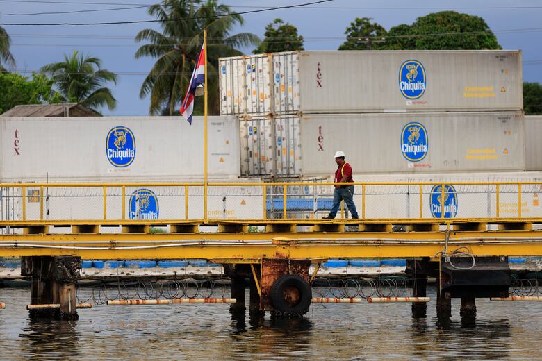 En el muelle de Chiquita Panamá los estibadores, sin carga que mover, están a la espera