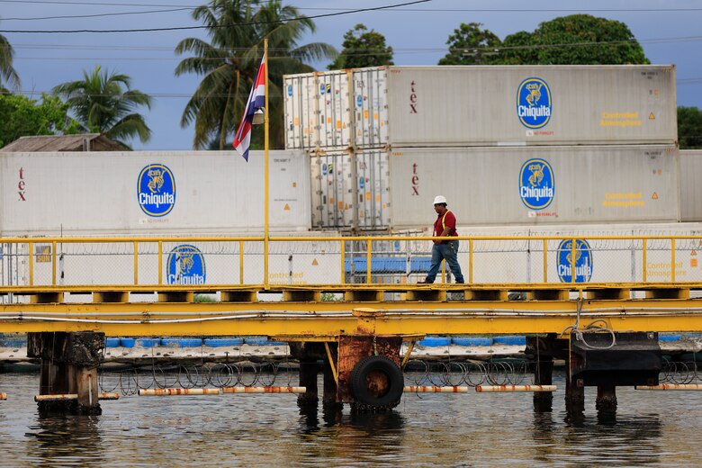 En el muelle de Chiquita Panamá los estibadores, sin carga que mover, están a la espera