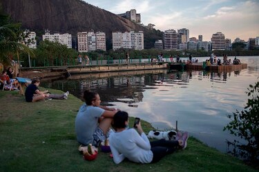 España reconfina a 200 mil personas y Sudáfrica vuelve a imponer toque de queda