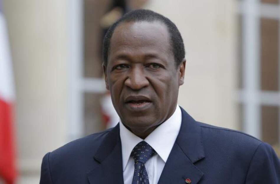 Presidente de Burkina Faso abandona el poder tras 27 años