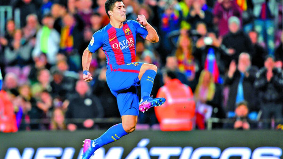 El uruguayo Luis Suárez festeja en uno de los goles del Barcelona en su compromiso de ayer ante Sporting de Gijón.