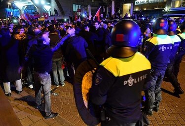 Policía holandesa usa cañones de agua para dispersar manifestación turca