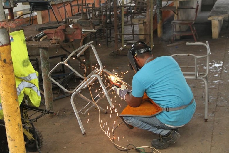 Privados de libertad restauran más de 5 mil bancas escolares