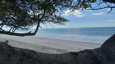 Playa Grande: Un punto solitario para disfrutar del Pacífico