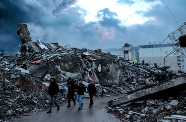 Turquía declara tres meses de estado de emergencia en zona afectada por sismo
