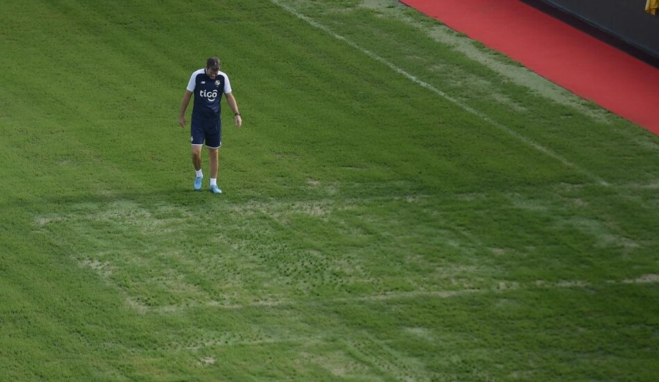 Thomas Christiansen expresa molestia por condición del engramado en el Rommel Fernández