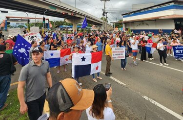 Reabren la vía Interamericana en Santiago; ‘¡No al contrato minero!’, gritaban los manifestantes