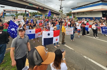 Reabren la vía Interamericana en Santiago; ‘¡No al contrato minero!’, gritaban los manifestantes