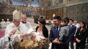 Papa Francisco bautiza a 34 niños; pide a sus madres que los amamanten en público