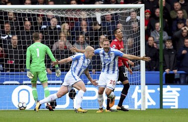 El City golea al Burnley, United pierde ante Huddersfield
