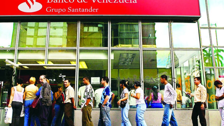 Reducen cupo de divisas para viajeros