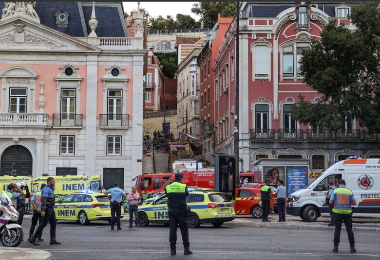 Mueren al menos 15 personas al descarrilar un histórico funicular en Lisboa