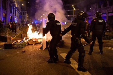 Protestas contra restricciones por pandemia degenera en disturbios en Barcelona