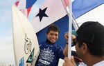 Surfistas juveniles panameños se mantienen sobre las olas de California
