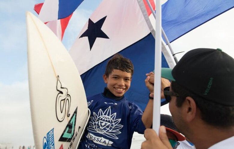 Surfistas juveniles panameños se mantienen sobre las olas de California