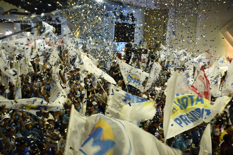 El balance de los cierres de campaña: discursos, música, hoteles y plazas públicas