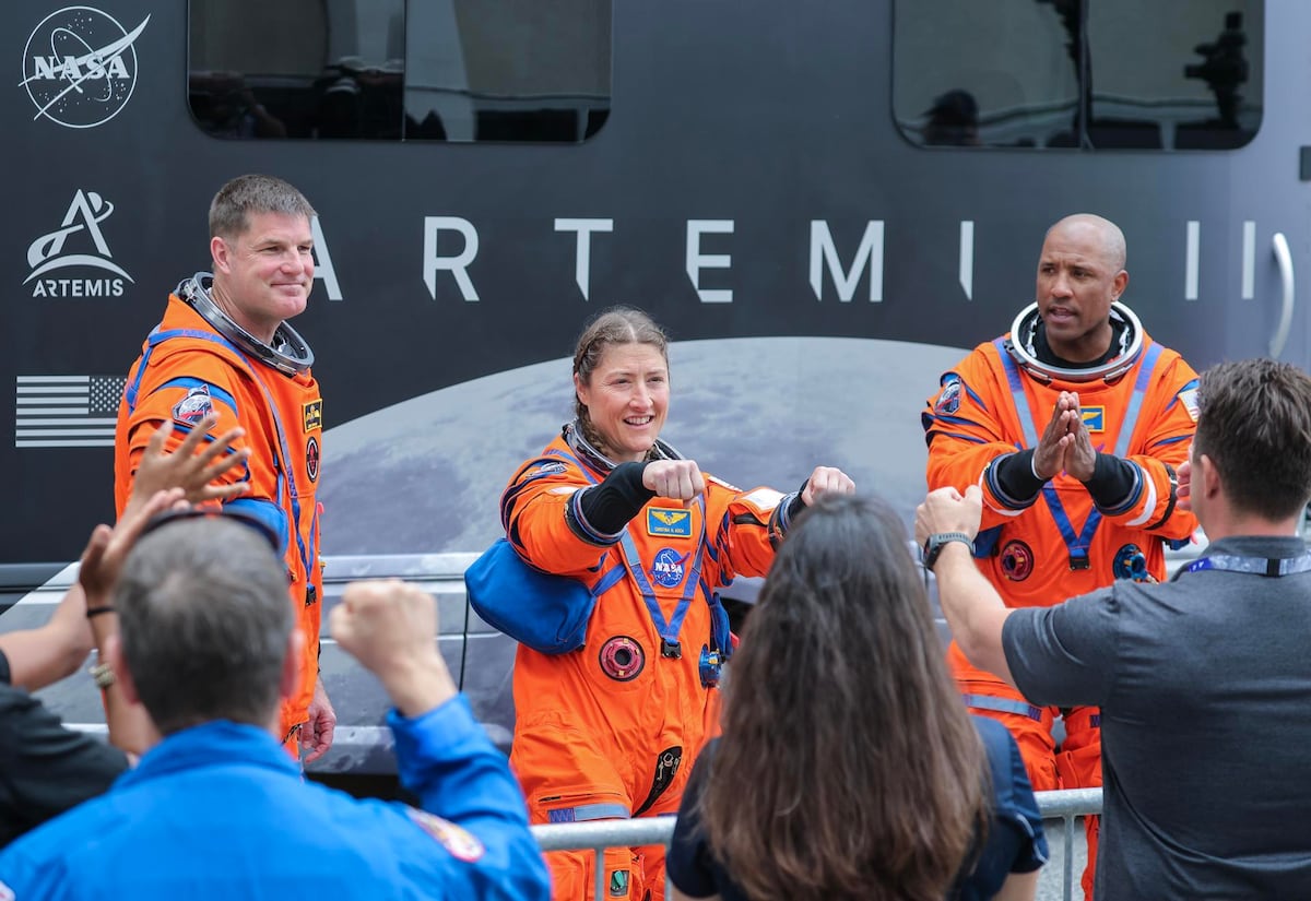 Los astronautas de Artemis II llegan a la plataforma de lanzamiento en Florida