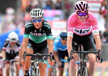 Chris Froome acaricia el título del Giro de Italia