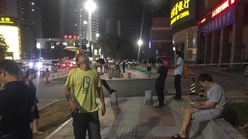 Autoridades chinas temen un centenar de muertos y miles de heridos por terremoto