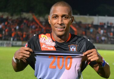 Nicolás Muñoz llega a la mágica cifra de los 200 goles en El Salvador