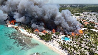 Muere una mujer y desalojan a 1,700 turistas en República Dominicana por un incendio voraz en un hotel de lujo