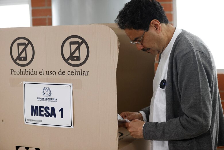 Iván Cepeda se convierte en el candidato presidencial del partido de Petro en Colombia