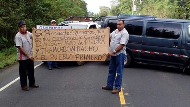 Transportistas protestan por condiciones de las calles en Llano de Piedras