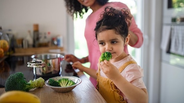 6 formas respaldadas por la ciencia para hacer que los niños coman verduras
