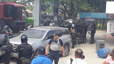 Productor sigue aprehendido tras disturbios en Divisa