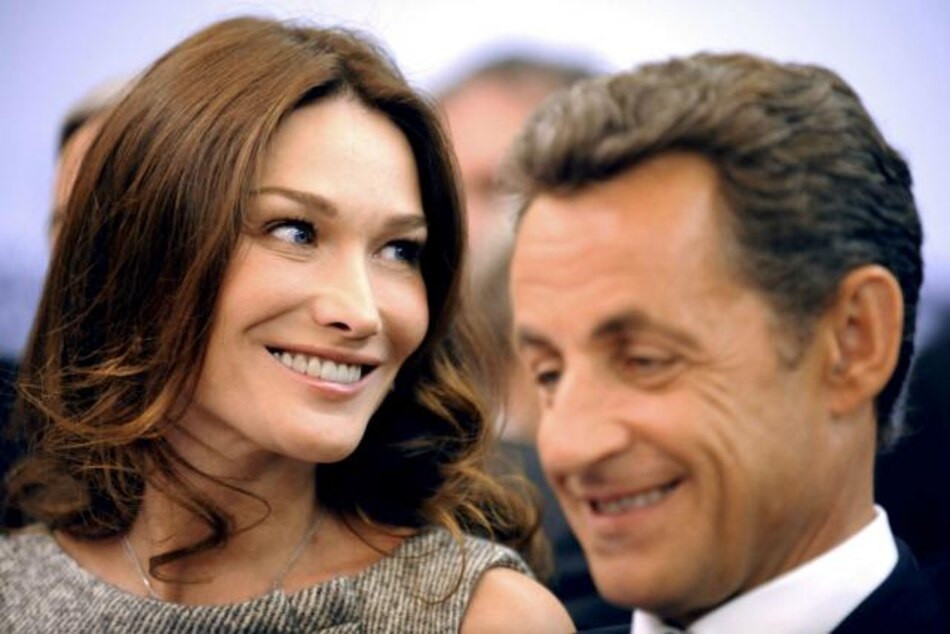 Carla Bruni canta en París con su marido, Nicolas Sarkozy, entre el público