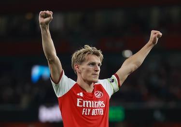 Premier League: El campeón Arsenal marca territorio y golea al Coventry de Lampard