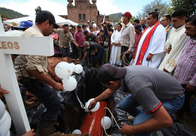 Entierran a los dos sacerdotes jesuitas asesinados en México
