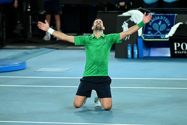 Djokovic desafía al tiempo y vuelve a reinar en Melbourne