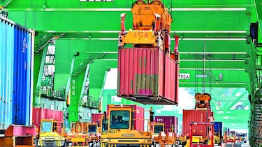 México reduce déficit corriente
