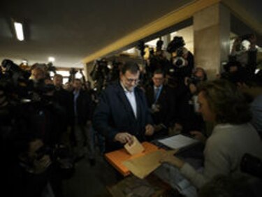 Rajoy anima a votar en una jornada electoral marcada por la expectación