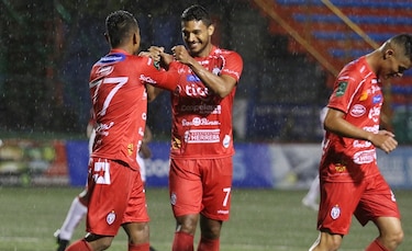 El panameño Jorman Aguilar sigue rompiendo las redes en Costa Rica