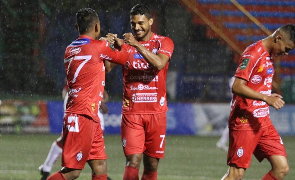 El panameño Jorman Aguilar sigue rompiendo las redes en Costa Rica