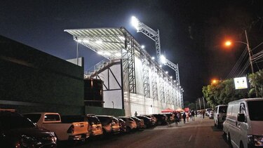 La lluvia, el mejor aliado del estadio Kenny Serracín