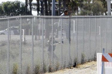 Comienza la construcción de prototipos del muro en San Diego