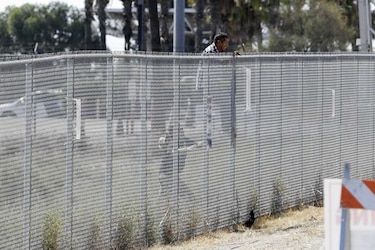 Comienza la construcción de prototipos del muro en San Diego