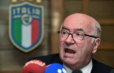 Dimite Carlo Tavecchio, presidente de la Federación Italiana de Fútbol
