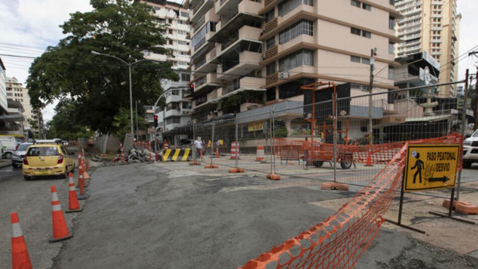 Tras aguacero se producen daños en una losa cerca a la vía Argentina