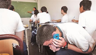 Ministerio de Educación prohíbe a profesores quitar celulares a alumnos en Costa Rica