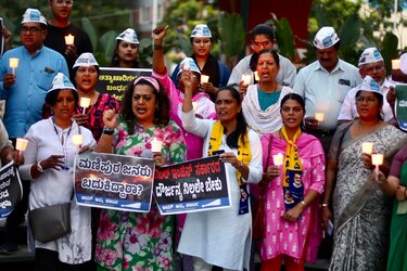 Rabia en las calles de India después de que mujeres fuesen forzadas a desfilar desnudas