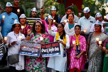 Rabia en las calles de India después de que mujeres fuesen forzadas a desfilar desnudas