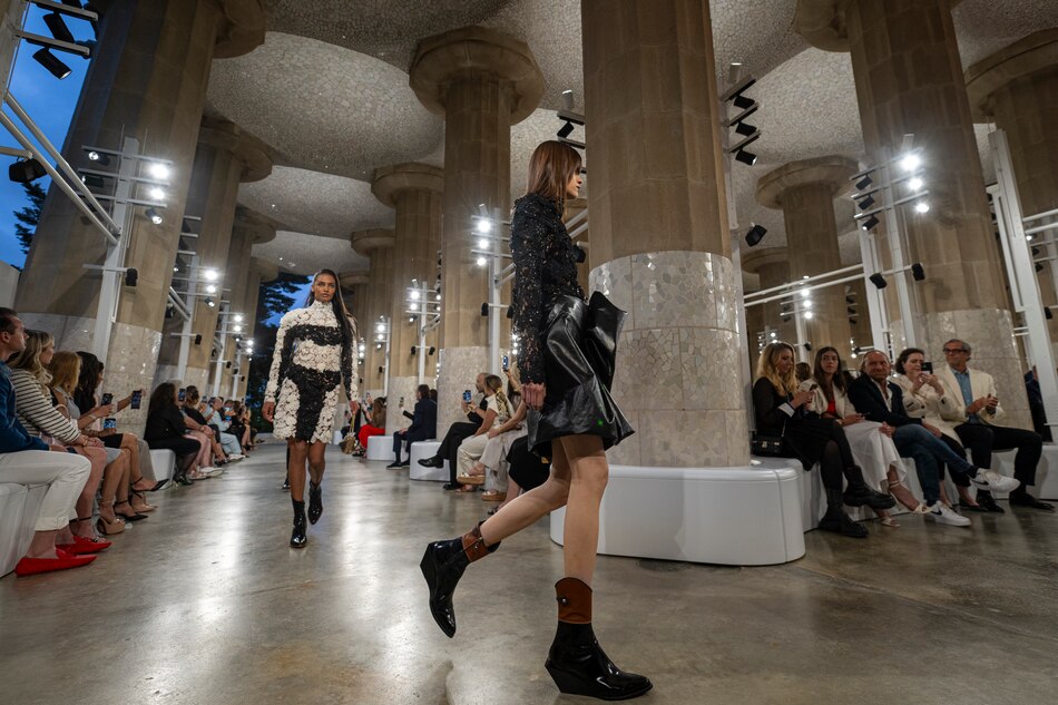 Fotos: El Park Güell de Barcelona acoge hoy el desfile de la colección Crucero 2025 de Louis Vuitton