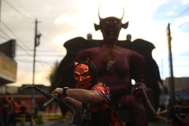 Guatemaltecos queman ‘al diablo y a la corrupción’ en festividad de fin de año