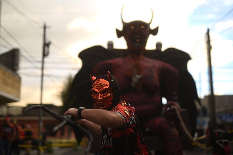 Guatemaltecos queman ‘al diablo y a la corrupción’ en festividad de fin de año